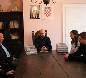 Gradonačelnik Tomislav Novinc uručio knjige „Ratni put 76. samostalnog bataljuna Pakrac“ udrugama IMG 9477