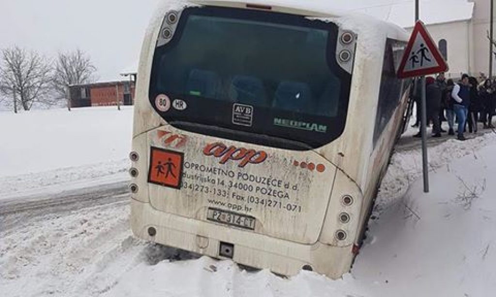 UČENIČKI AUTOBUS U JARKU Nema ozlijeđenih, novi autobus stigao za 20 minuta