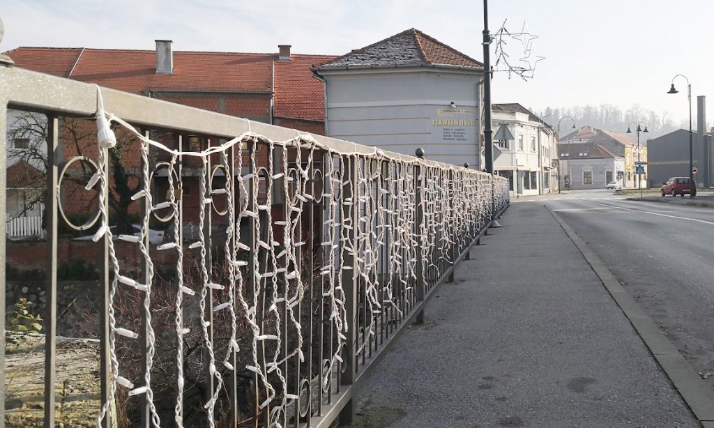 VANDALI OKO NAS Kliještima na božićne lampice