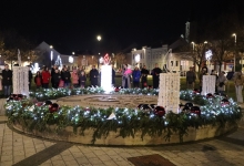 PALJENJE PRVE ADVENTSKE SVIJEĆE NA TRGU Počeo Advent u Pakracu