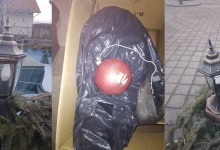 NEKULTURNO UZDIZANJE Razbijeni božićni ukrasi na trgu u Prekopakri