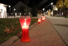 PAKRAC U SVJETLU LAMPIONA Građani odali počast žrtvama Domovinskog rata
