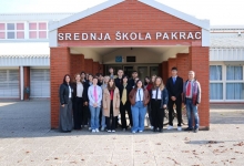 KRAVATE NA SPOMENICIMA Srednja škola Pakrac ponovno pokazala svoju kreativnost