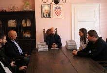 Gradonačelnik Tomislav Novinc uručio knjige „Ratni put 76. samostalnog bataljuna Pakrac“ udrugama