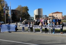 OŠ BRAĆE RADIĆA PAKRAC Djeca zapalila svijeće za Vukovar
