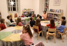 PRIČOM KROZ ADVENT Djeca uživala u čitaonici i kreativnoj radionici uz vruću čokladu