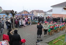 BOŽIĆNI SAJAM PREKOPAKRA Prije paljenja treće svijeće Djed Božićnjak razveselio mališane