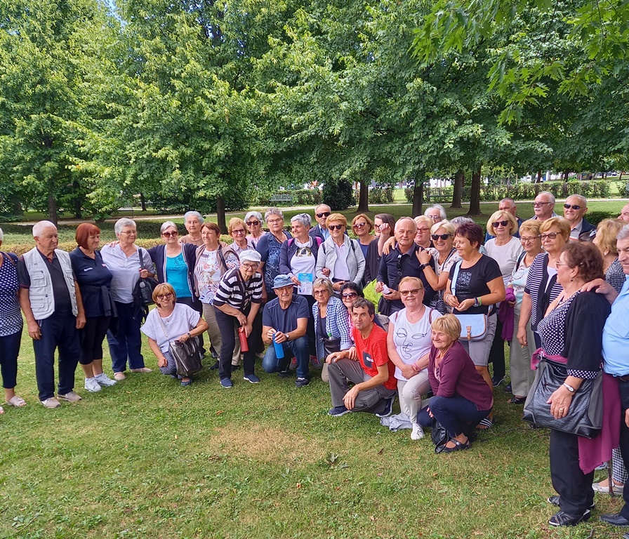 (PROMO) „ZAJEDNO U DRUGU MLADOST“ Umirovljenici uživali na izletu u Trakošćanu i Varaždinu