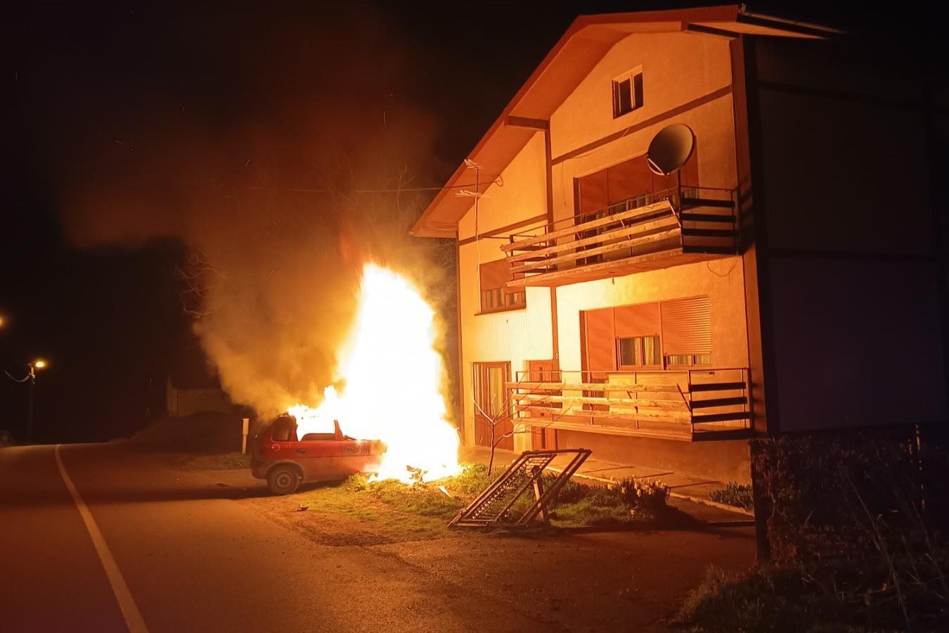 TEŠKA NESREĆA U PREKOPAKRI Nakon udarca u ogradu, zapalio se automobil