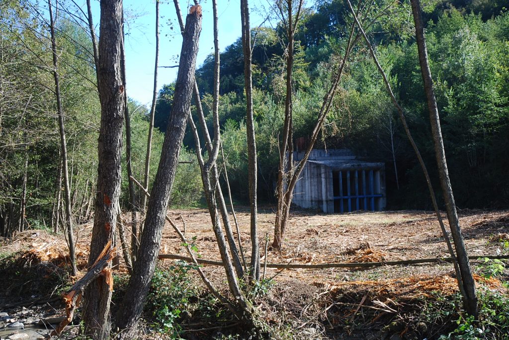 Krajem 90 tih izgrađen je temeljni ispust koji je postao vidljiv nakon radova krčenja 2018. kada je i snimljena ova fotografija