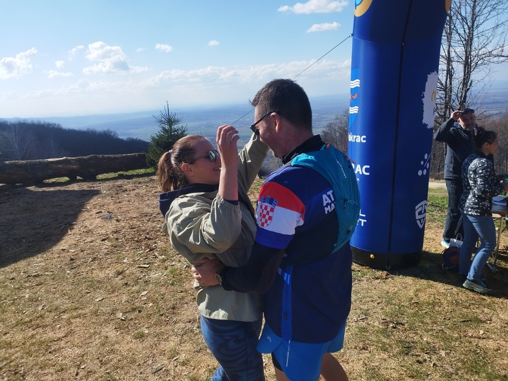 Posljednji na stazi je ostao Petar Kolar kojeg je nakon gotovo 4 sata u cilju dočekala supruga Martina