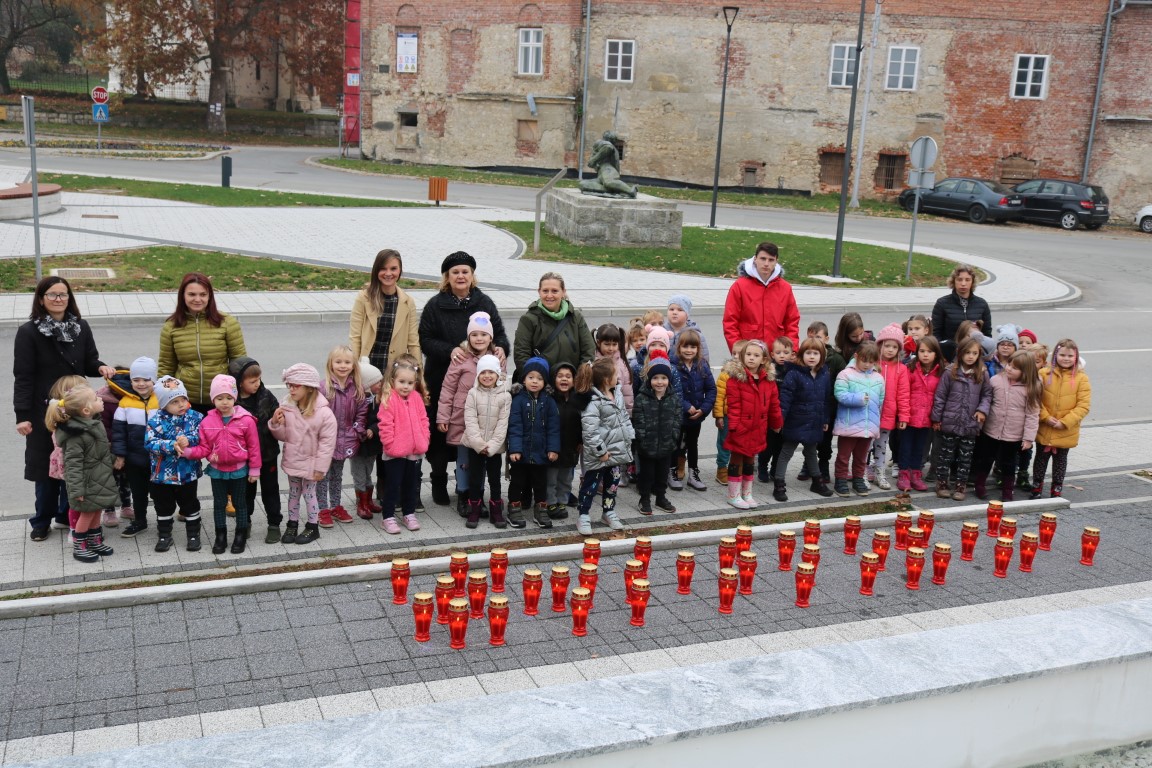UOČI DANA SJEĆANJA Djeca odala počast Vukovaru