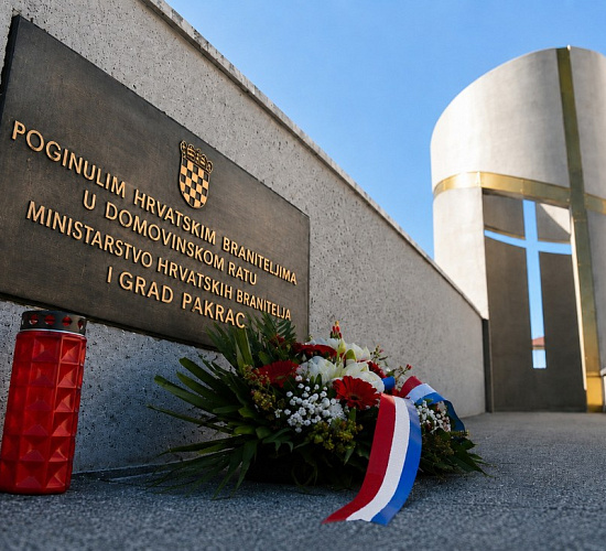 zadnjaslikagradcestitkaponos