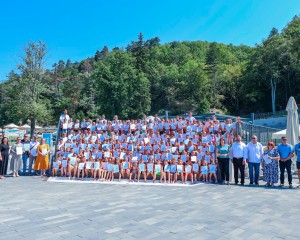 IZ ŠKOLSKIH KLUPA U BAZEN U županijski projekt Škole plivanja uključeno gotovo 300 učenika