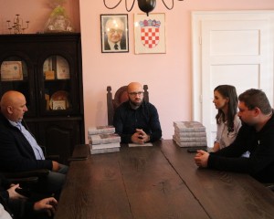 Gradonačelnik Tomislav Novinc uručio knjige „Ratni put 76. samostalnog bataljuna Pakrac“ udrugama