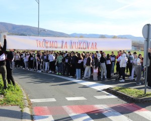 TRČIMO ZA VUKOVAR Pakrački srednjoškolci odali počast žrtvama Vukovara