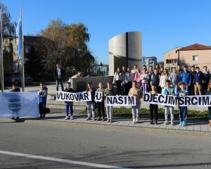 OŠ BRAĆE RADIĆA PAKRAC Djeca zapalila svijeće za Vukovar