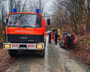 Zbog neprilagođene brzine sletio s ceste, vozač odbio alkotest