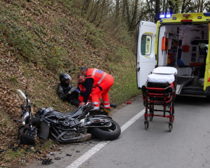 U Badljevini teško stradao vozeći motocikl na stražnjem kotaču